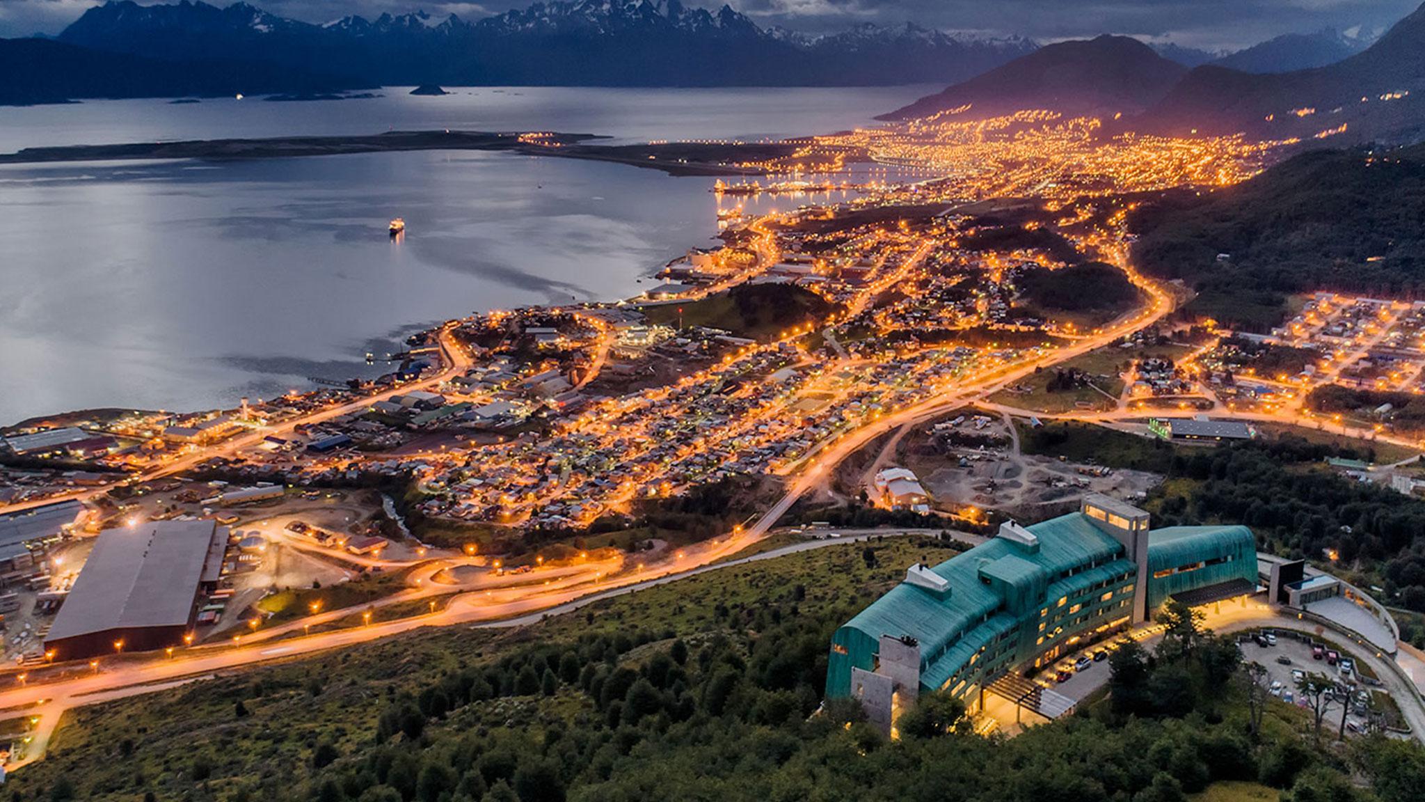 Arakur Ushuaia Resort & Spa Екстериор снимка View of Ushuaia at night