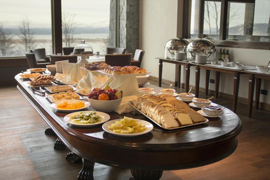 Arakur Ushuaia Resort & Spa Екстериор снимка A buffet at a hotel